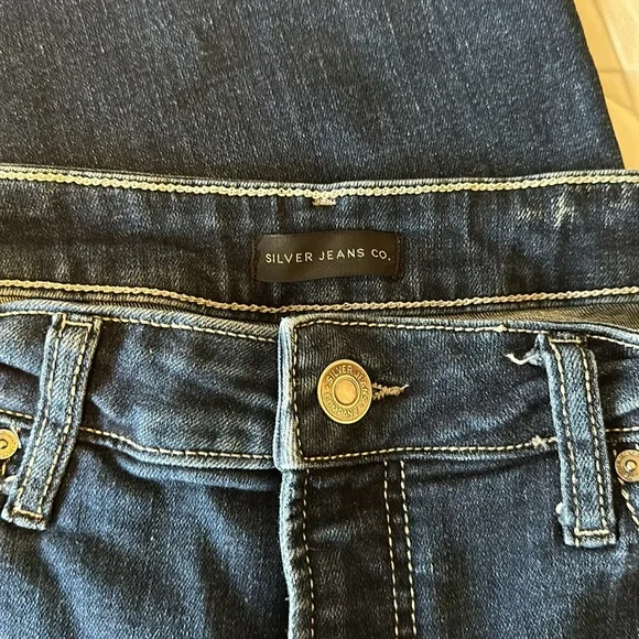 Woman’s SUKI Bootcut Jean by Silver. - Picture 3 of 6